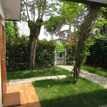 Villa Beautiful Single With Spacious Private Garden *